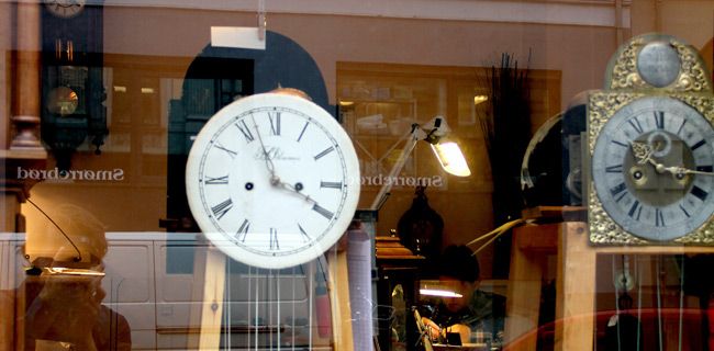 <h1>Udstilling</h1><p>Kunde ure der er stillet til kontrol efter reparation. Her ses et udvalg fra butikkens vinduesfacade i indre by København.</p>